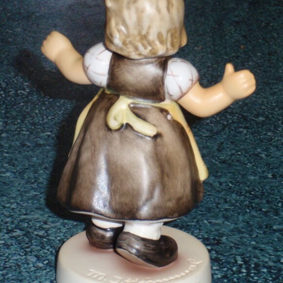 MINT CONDITION "Spring Waltz" Goebel Hummel Collectible Figurine 912/B - GIFT! - Picture 5 of 9